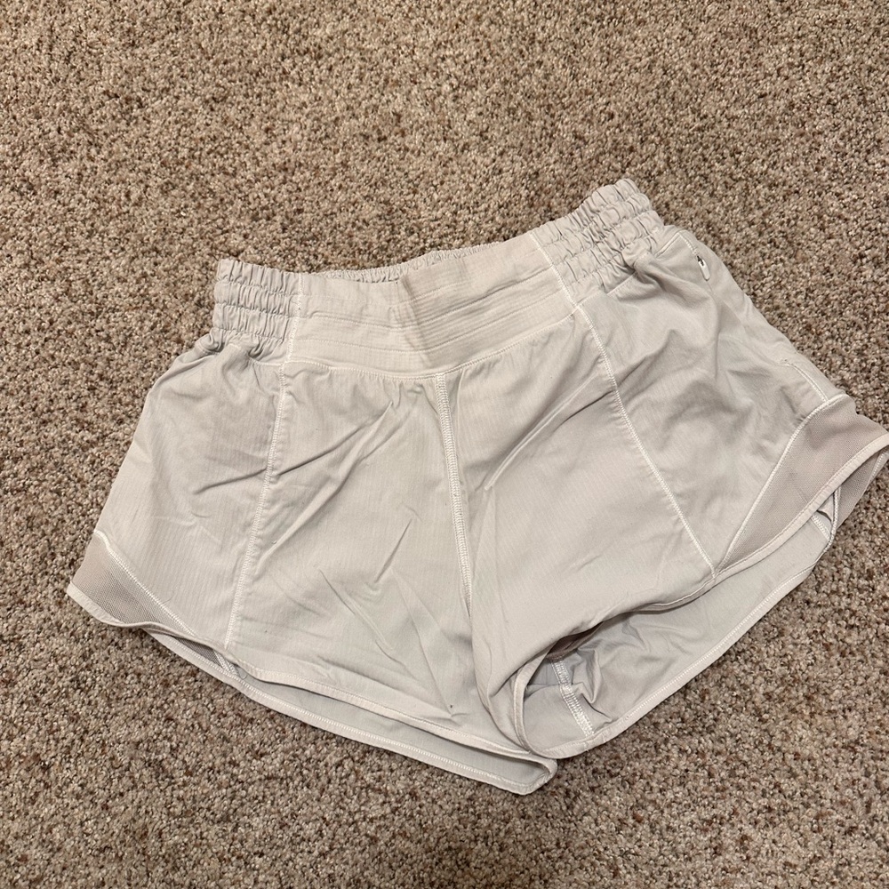 Lululemon hotty hot Light Gray Shorts Size 4, 2.5 inseam